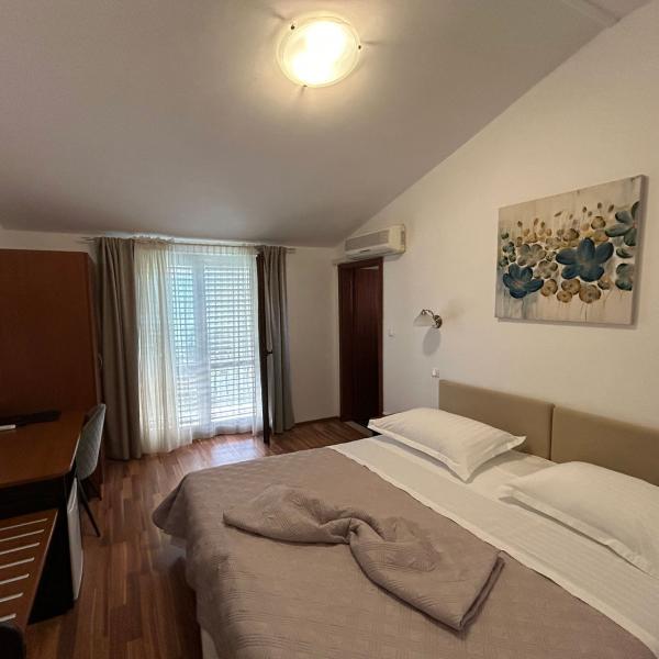 Economy room w/ balcony